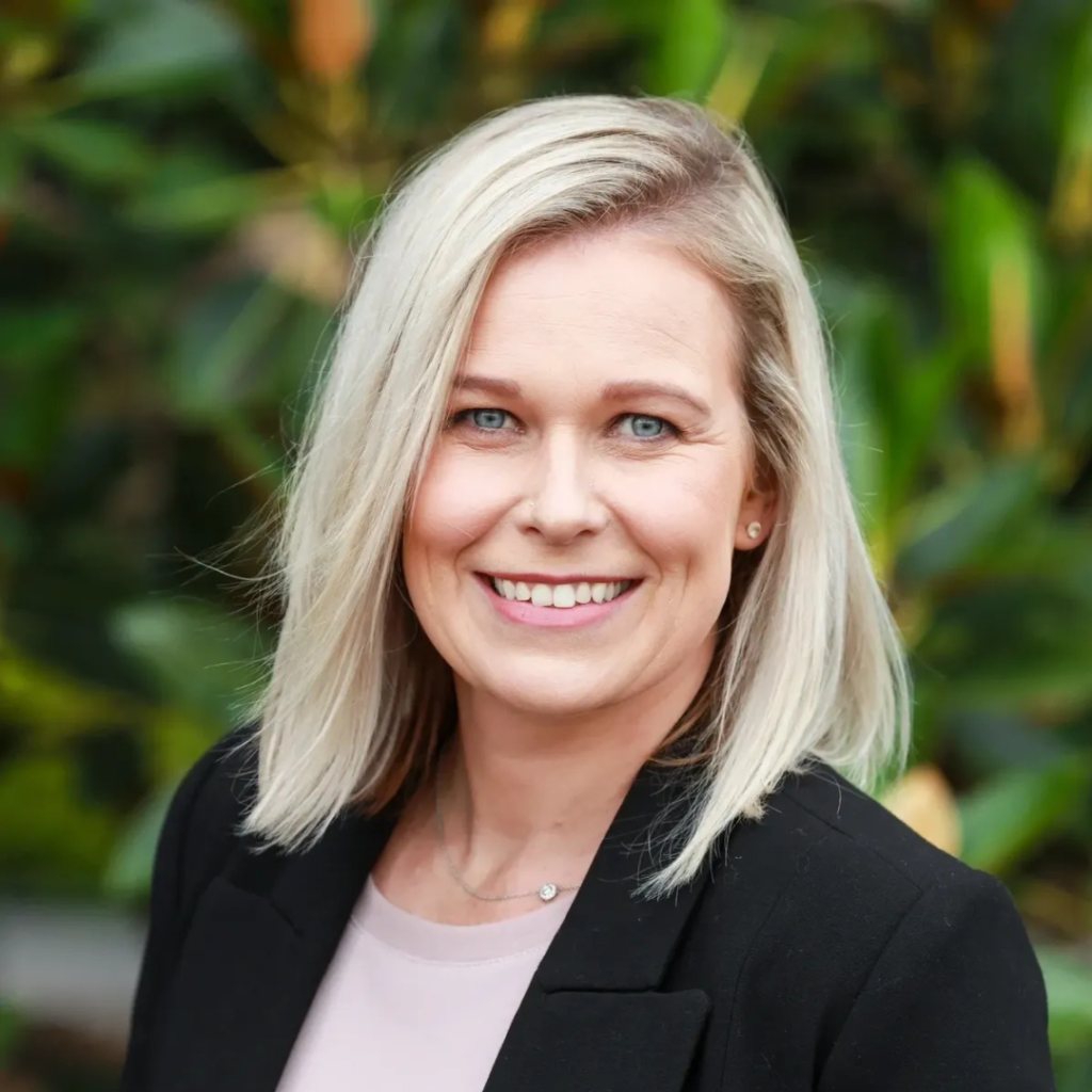 Jill Hellemans in front of green bush